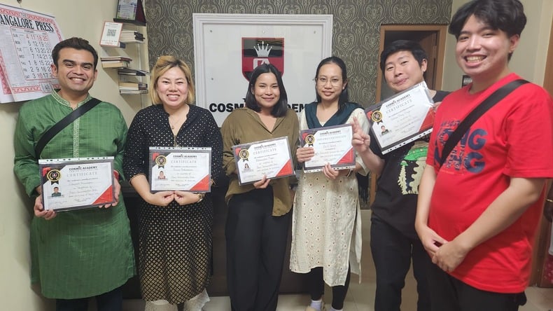 Alumnos con sus certificados.