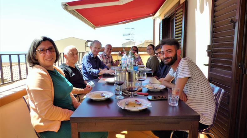 Uczniowie jedzący lunch