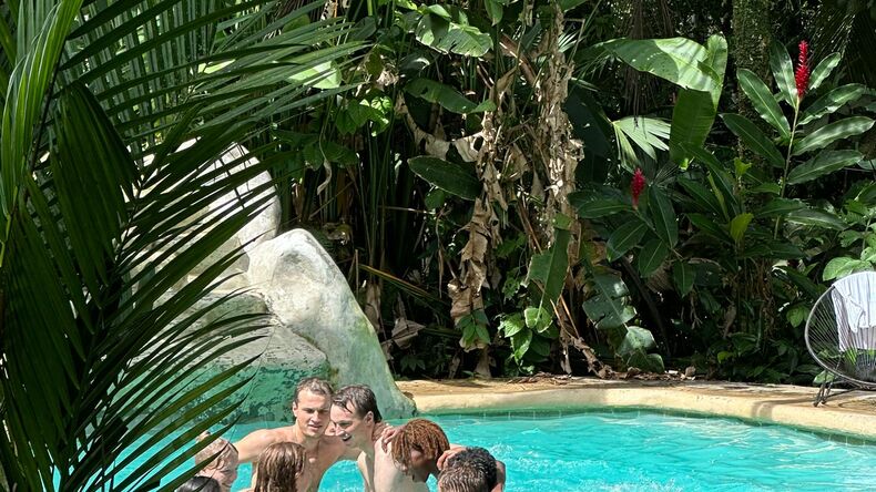 Um momento refrescante na piscina