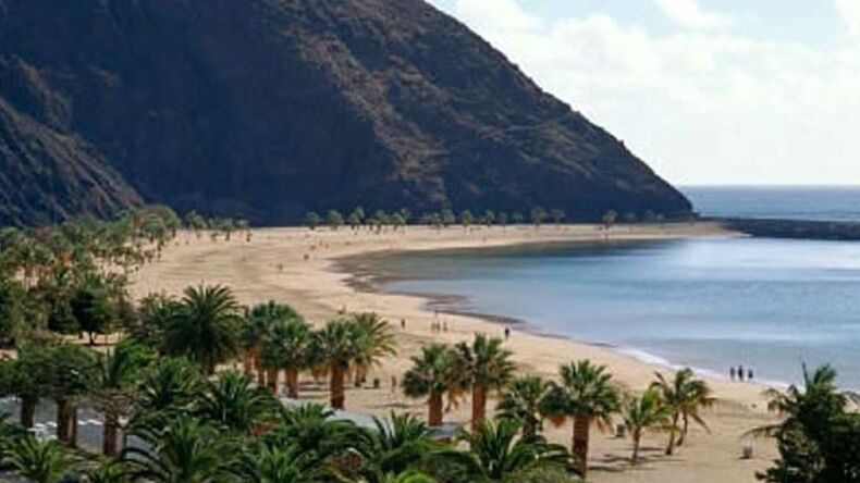 Prachtig uitzicht op de bergen en de oceaan