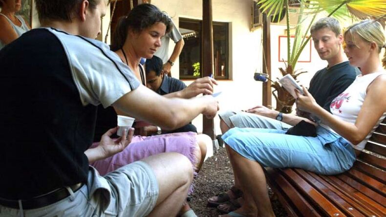 Buiten de school zitten