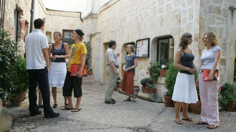 Studenten praten op de binnenplaats