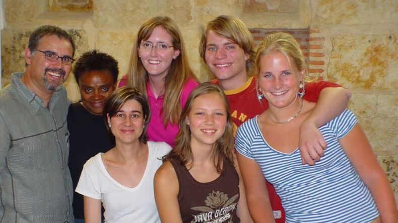 Leraar en leerlingen op de school