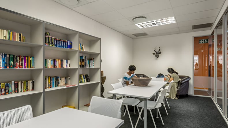 Biblioteca e área de estudo