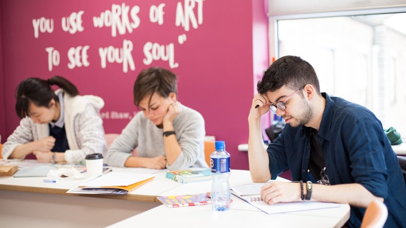 Elever, der arbejder hårdt
