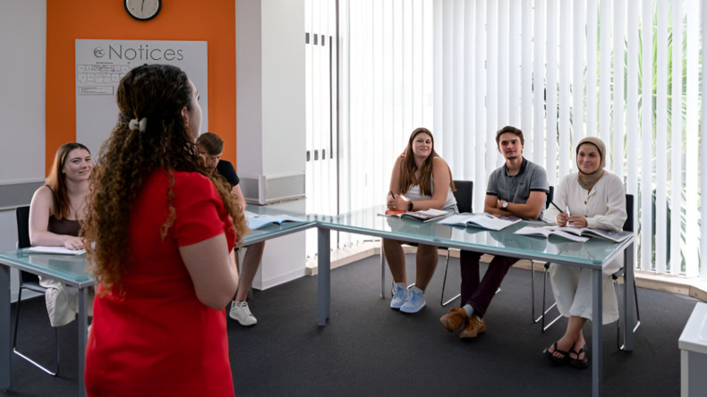 Estudantes em sala de aula