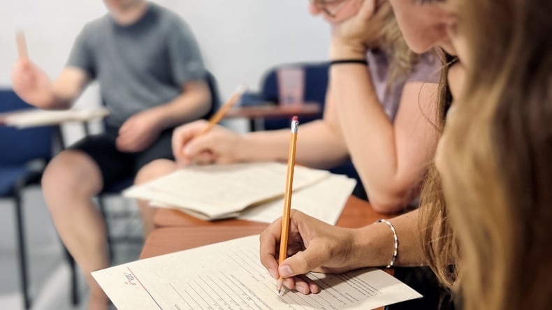 学生在西班牙语课上合作学习