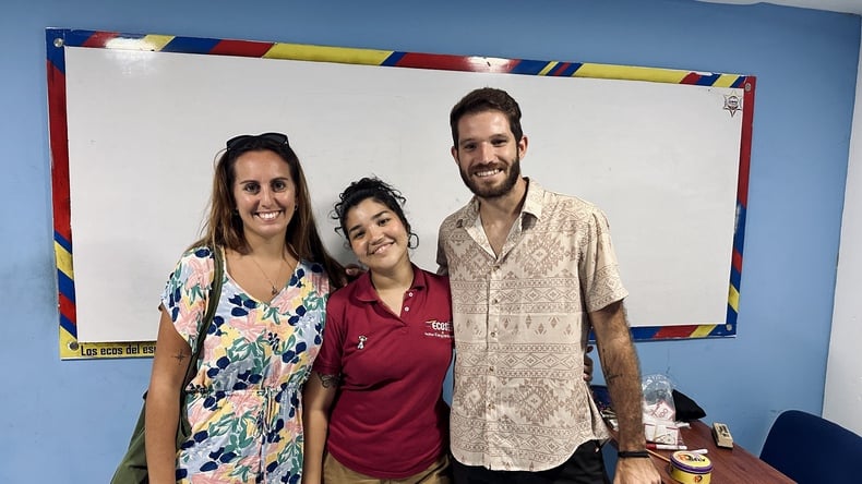 教师和学生庆祝课程结束