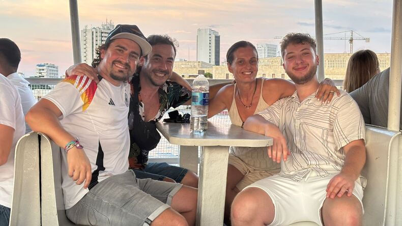 夕阳下乘船游览的学生社交活动