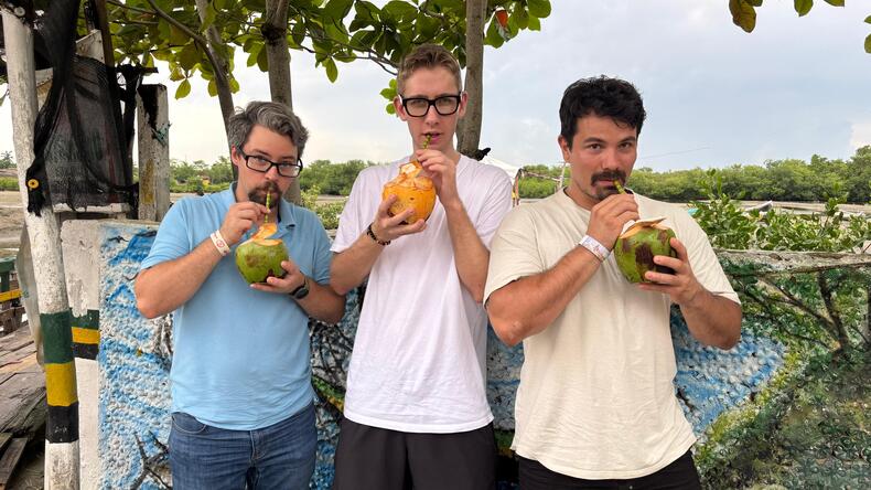 在学校享受新鲜水果带来的快乐休息时间