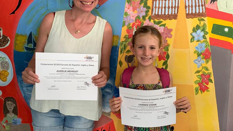 母女俩自豪地完成西班牙语课程