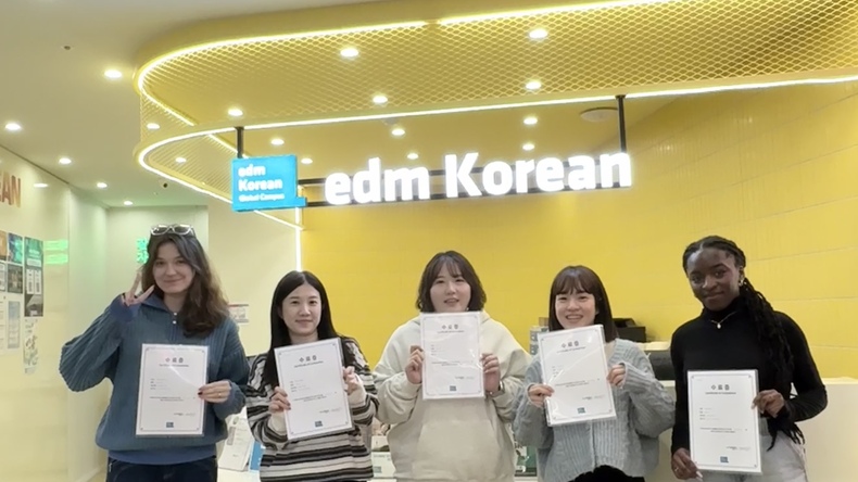 Alunos com seus certificados