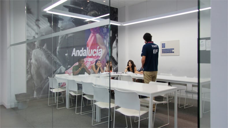 EF Lærer og elever i klasseværelset