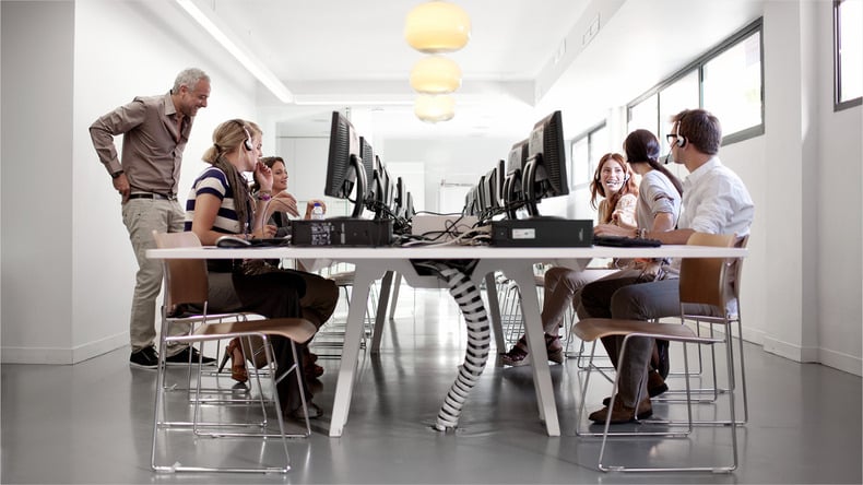 EF Klasseværelse udstyret med computere 