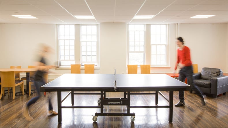 EF-studenten spelen tafeltennis