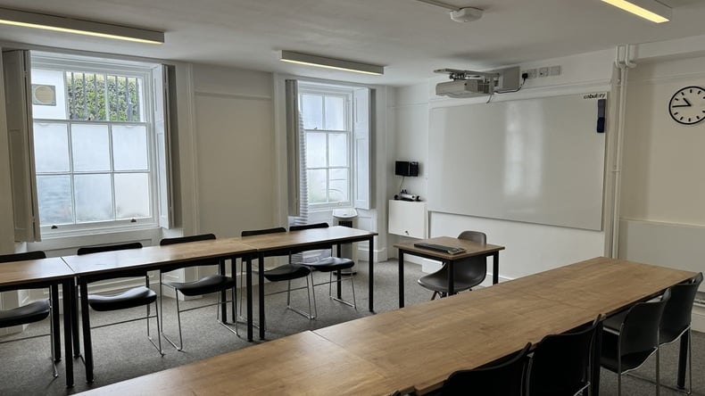 Whiteboard og projektor i mellemstore klasseværelser