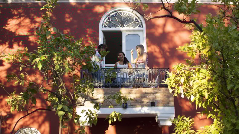 学校阳台上的 EF 学生