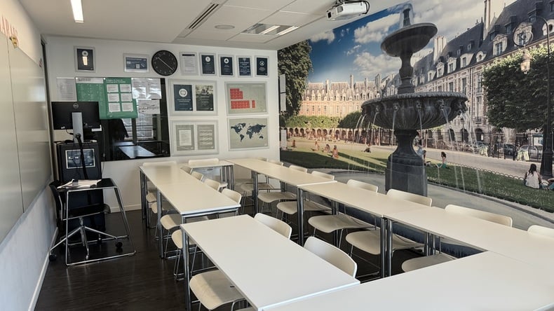 فصول متوسط في EF International Language Center باريس