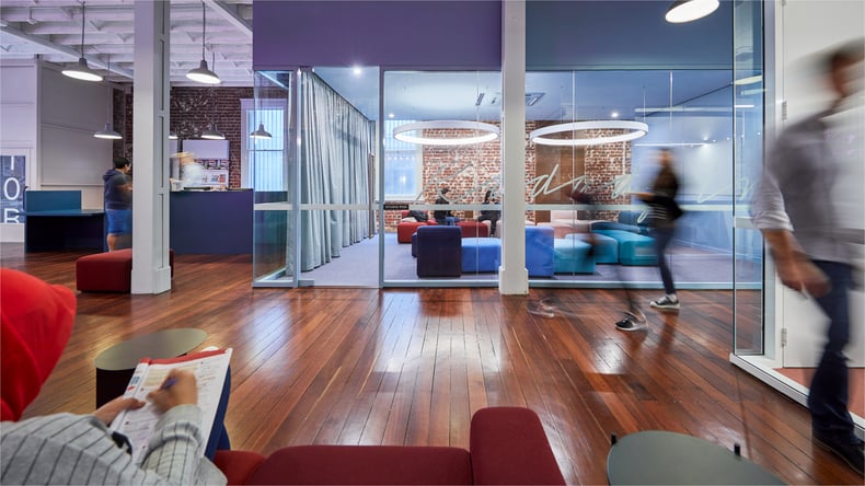 Estudantes na área comum da EF em Perth