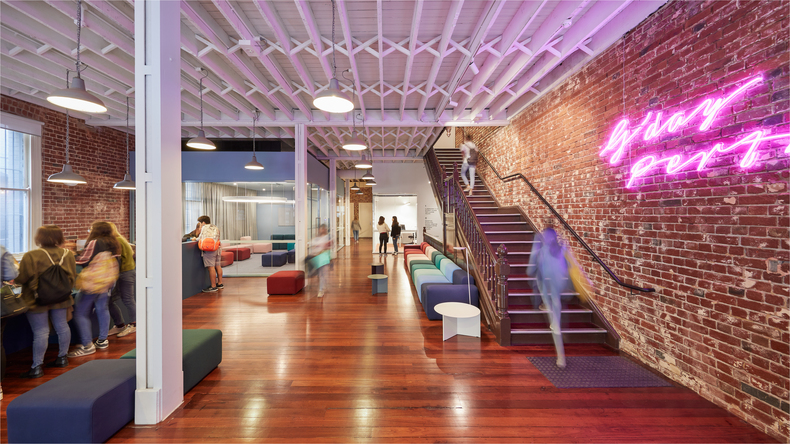 Área comum com escadas em EF Perth