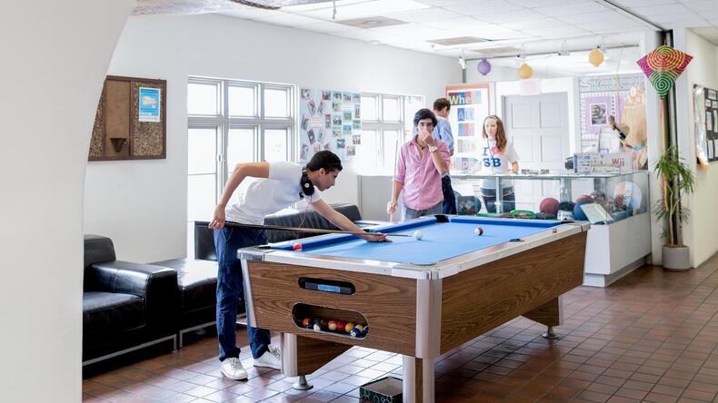 EF Estudantes a jogar bilhar nos tempos livres