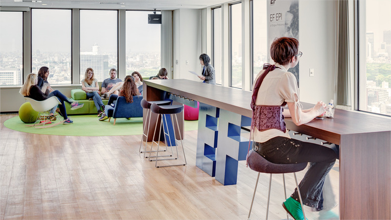 طلاب يستريحون في المنطقة المشتركة