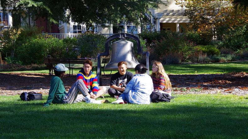 Studenten hangen rond in de tuin