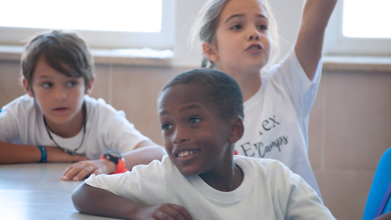 수업 중인 어린 학생