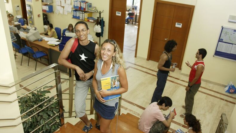 Studenti sulle scale della scuola