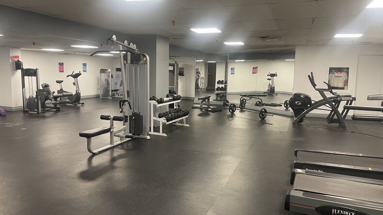 صالة الألعاب الرياضية في سكن الطلاب
