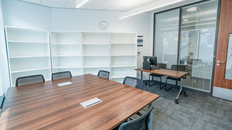 English Path Leeds English School UK | Pay Less