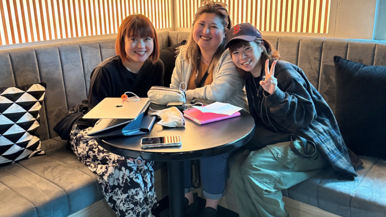 一起学习的学生