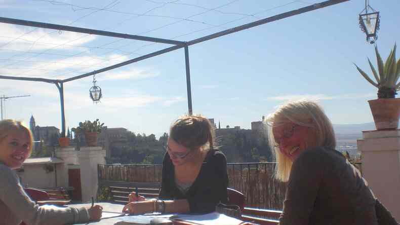 Fazer os trabalhos de casa em frente à Alhambra