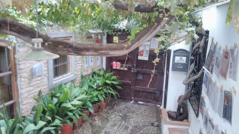 Pátio com cartazes de eventos