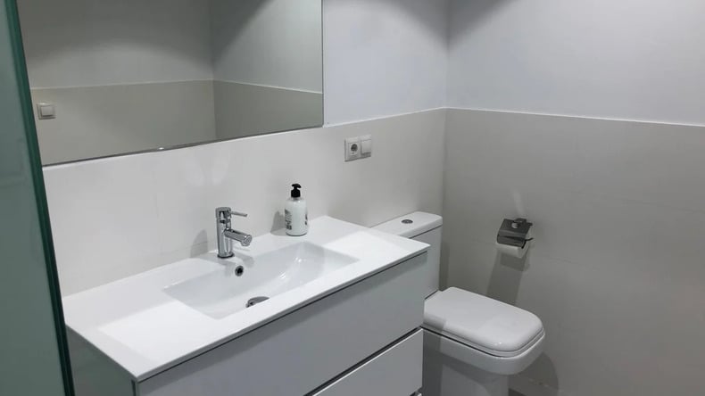 الحمام (Apartamentos Resiolé La Nave)