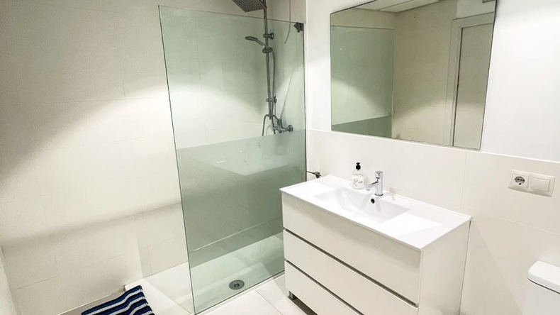 الحمام (Apartamentos Resiolé La Nave)