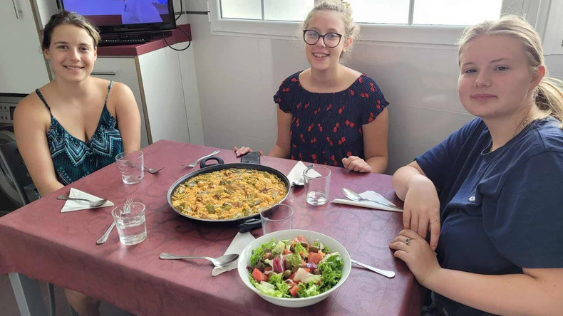  الإقامة مع العائلة 