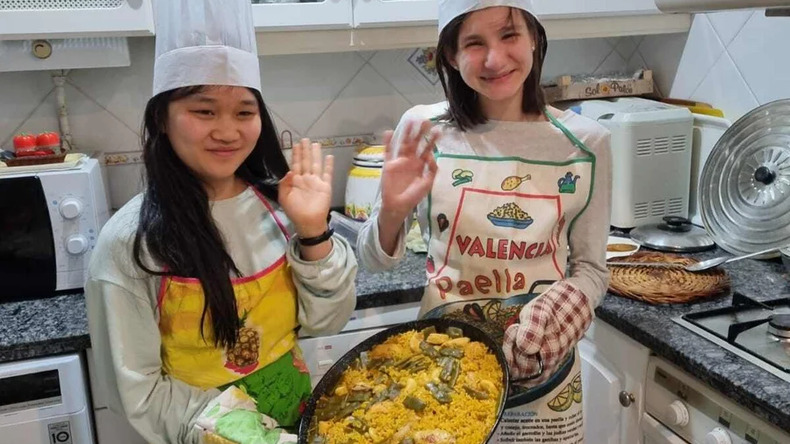  الإقامة مع العائلة 