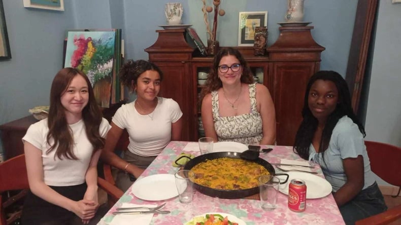  الإقامة مع العائلة 