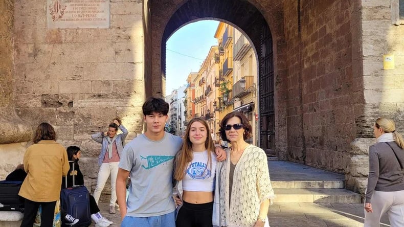  الإقامة مع العائلة 