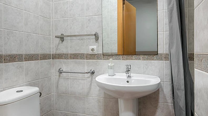 الحمام (سكن الطلاب Resiolé Mercado)