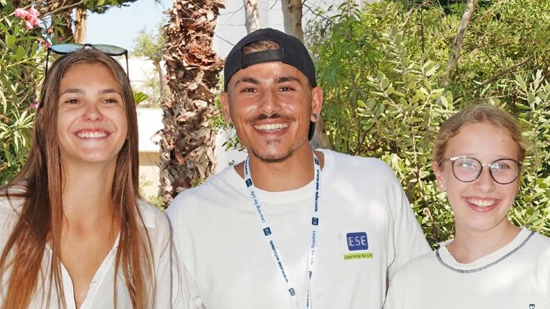 الطلاب والموظفين