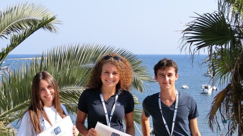 طلاب ESE أمام منتجع Salini Resort