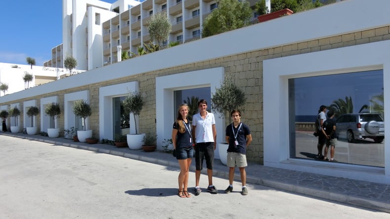 طلاب أمام الفصول الدراسية في ESE في منتجع Salini Resort