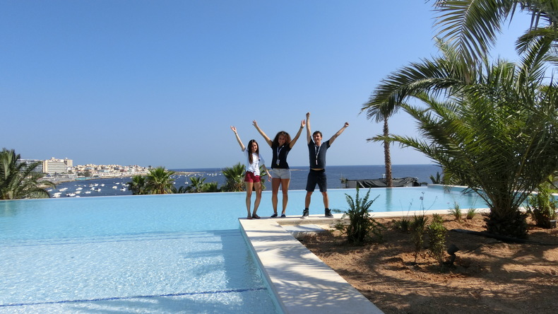 طلاب ESE بجوار infinity pool في منتجع Salini Resort