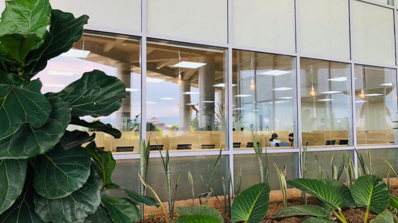 Klasseværelse fra udendørs