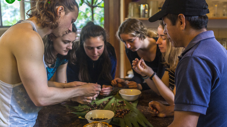 يستمتع الطلاب بوجبة معًا