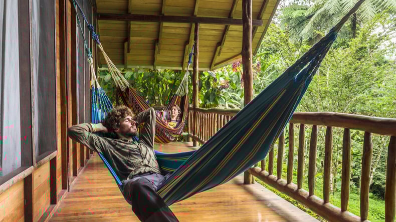 الاستلقاء في الأرجوحة