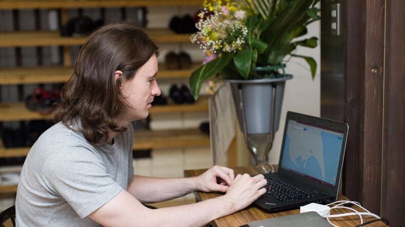 学生在图书馆学习