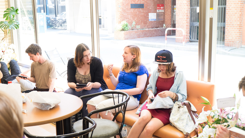 学生在自助餐厅聊天